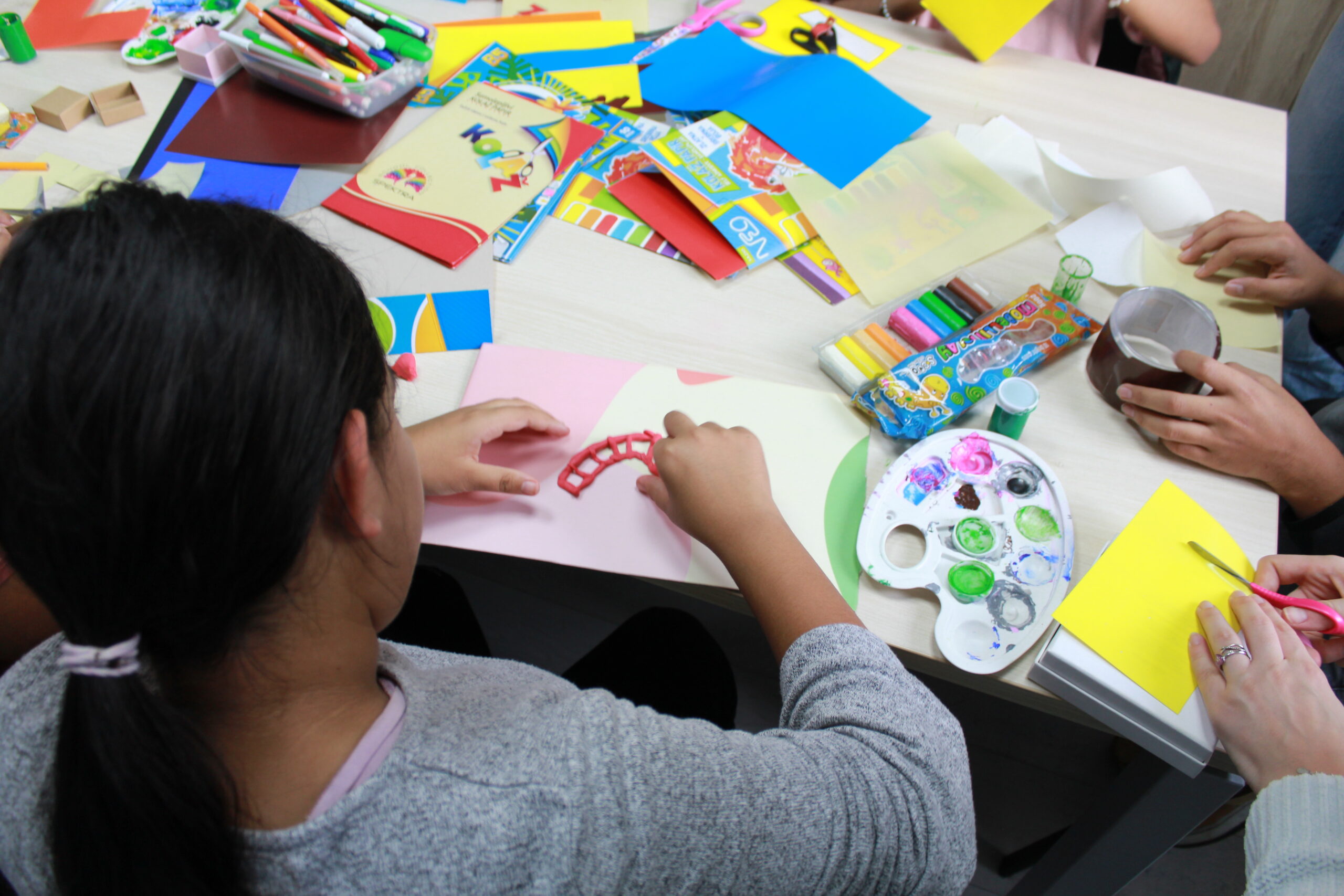 Kako žive deca iz porodica sa brojnim teškoćama i kako im obezbediti sigurnost uz roditelje?